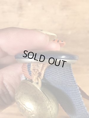 ユニバーシティ物のフットボール大会の40年代ビンテージ缶バッジ