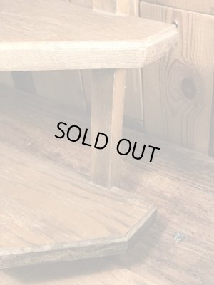 壁掛けタイプの木製のビンテージディスプレイ棚