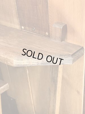 壁掛けタイプの木製のビンテージディスプレイ棚