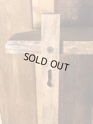 壁掛けタイプの木製のビンテージディスプレイ棚