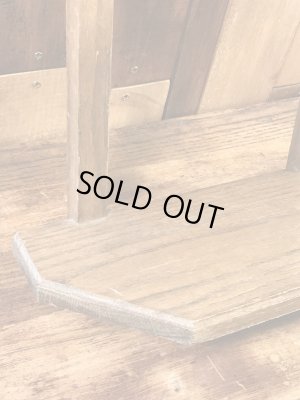 壁掛けタイプの木製のビンテージディスプレイ棚