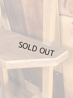 壁掛けタイプのウッド製のヴィンテージ飾り棚