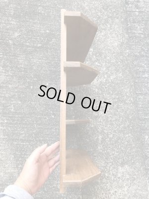 壁掛けタイプの木製のビンテージディスプレイ棚