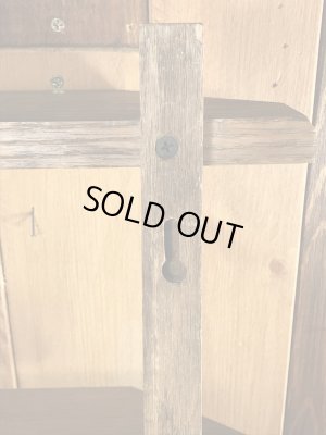 壁掛けタイプのウッド製のヴィンテージ飾り棚