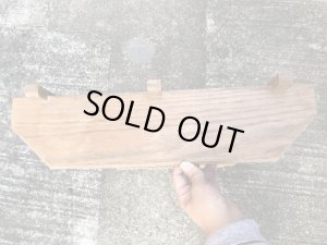 壁掛けタイプの木製のビンテージディスプレイ棚