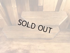 壁掛けタイプの木製のビンテージディスプレイ棚