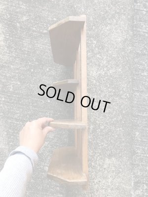 壁掛けタイプのウッド製のヴィンテージ飾り棚