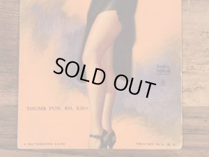 Thumb Fun, Eh, Kid?のメッセージが書かれたピンナップガールの40’sヴィンテージカード