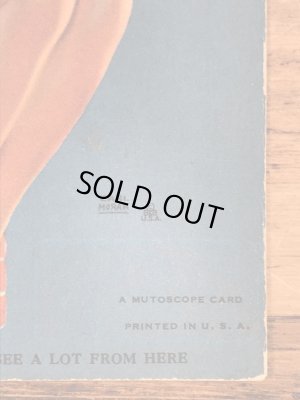 Boy,You Can See A Lot From Hereのメッセージが書かれたピンナップガールの40’sヴィンテージカード