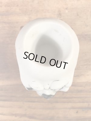 スカルオンブックの陶器製の50年代ビンテージマッチホルダー