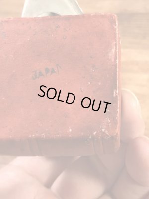 スカルオンブックの陶器製の50年代ビンテージマッチホルダー