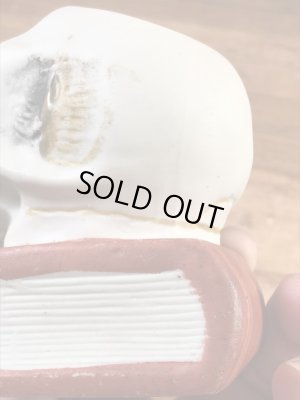 スカルオンブックの陶器製の50年代ビンテージマッチホルダー