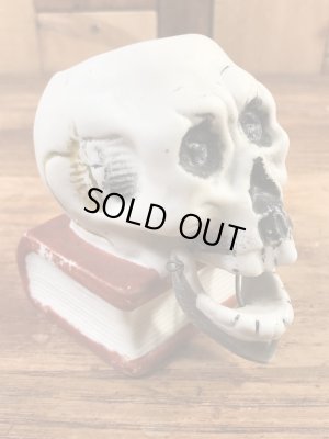 スカルオンブックの陶器製の50年代ビンテージマッチホルダー