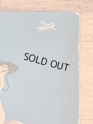 Boy,You Can See A Lot From Hereのメッセージが書かれたピンナップガールの40’sヴィンテージカード