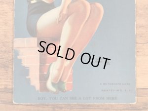 Boy,You Can See A Lot From Hereのメッセージが書かれたピンナップガールの40’sヴィンテージカード