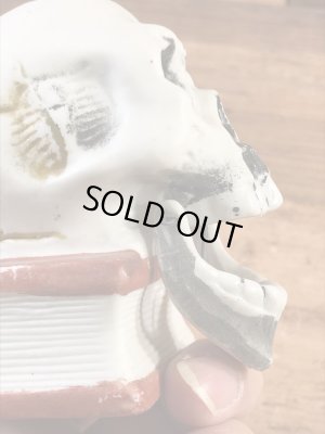 スカルオンブックの陶器製の50年代ビンテージマッチホルダー