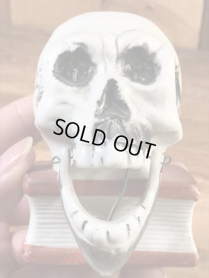 スカルオンブックの陶器製の50年代ビンテージマッチホルダー