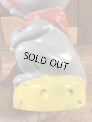 Russ Berrie社製のチーズの上のネズミの70’sヴィンテージコインバンクドール