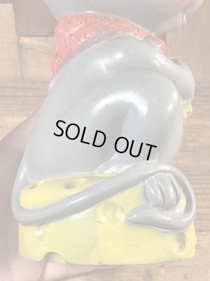 Russ Berrie社製のチーズの上のネズミの70’sヴィンテージコインバンクドール