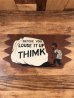 “Before You Louse It Up Thimk”のメッセージが書かれた木製の60年代ビンテージ壁掛け