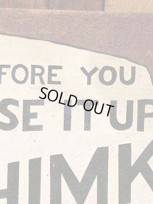 “Before You Louse It Up Thimk”のメッセージが書かれた木製の60年代ビンテージ壁掛け