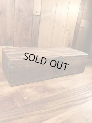 蝶番が付いた木製のアンティーク工具箱