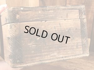 蝶番が付いた木製のアンティーク工具箱