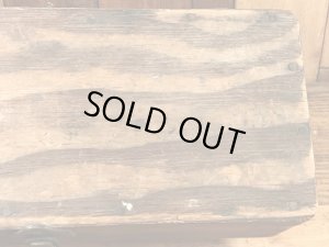 蝶番が付いた木製のアンティーク工具箱