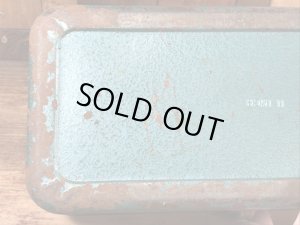 メタリックグリーンの金属製の50〜60年代ビンテージ工具箱