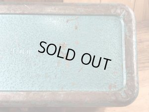 メタリックグリーンのメタル製の50〜60’sヴィンテージツールボックス