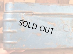 メタリックブルーの金属製の50〜60年代ビンテージ工具箱