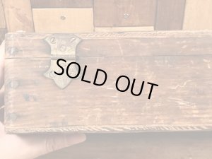 蝶番が付いたウッド製のアンティークツールボックス