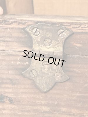 蝶番が付いた木製のアンティーク工具箱