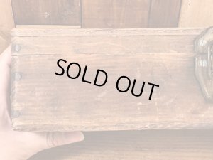 蝶番が付いたウッド製のアンティークツールボックス