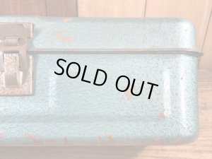 メタリックグリーンの金属製の50〜60年代ビンテージ工具箱