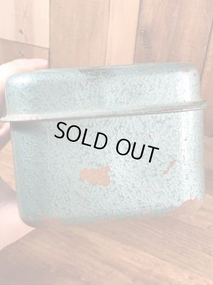 メタリックグリーンのメタル製の50〜60’sヴィンテージツールボックス