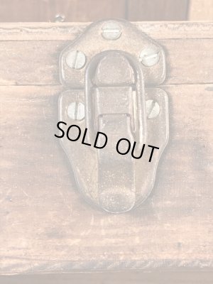 蝶番が付いたウッド製のアンティークツールボックス