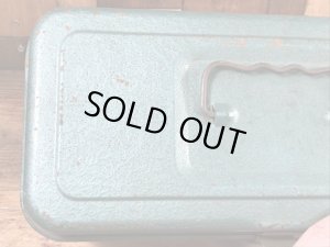 メタリックグリーンの金属製の50〜60年代ビンテージ工具箱