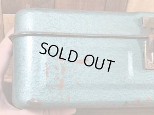 メタリックグリーンのメタル製の50〜60’sヴィンテージツールボックス
