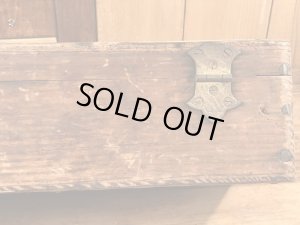 蝶番が付いた木製のアンティーク工具箱