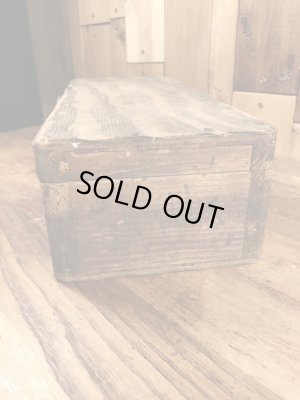 蝶番が付いたウッド製のアンティークツールボックス