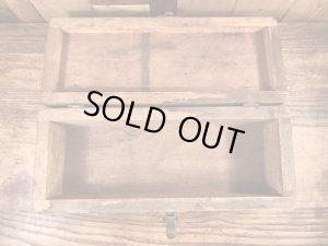 蝶番が付いた木製のアンティーク工具箱