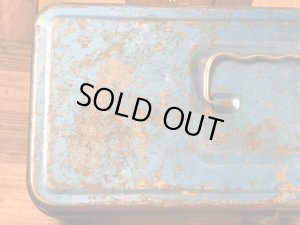 メタリックブルーのメタル製の50〜60’sヴィンテージツールボックス