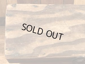 蝶番が付いたウッド製のアンティークツールボックス