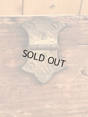 蝶番が付いたウッド製のアンティークツールボックス