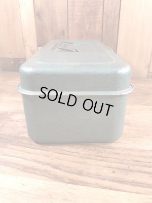 メタリックグリーンの金属製の50〜60年代ビンテージ工具箱