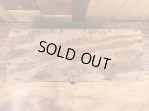 蝶番が付いたウッド製のアンティークツールボックス