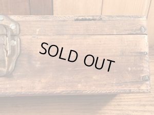 蝶番が付いた木製のアンティーク工具箱