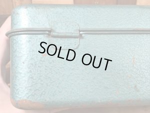 メタリックグリーンの金属製の50〜60年代ビンテージ工具箱