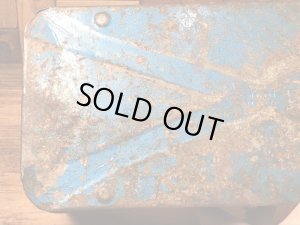 メタリックブルーのメタル製の50〜60’sヴィンテージツールボックス